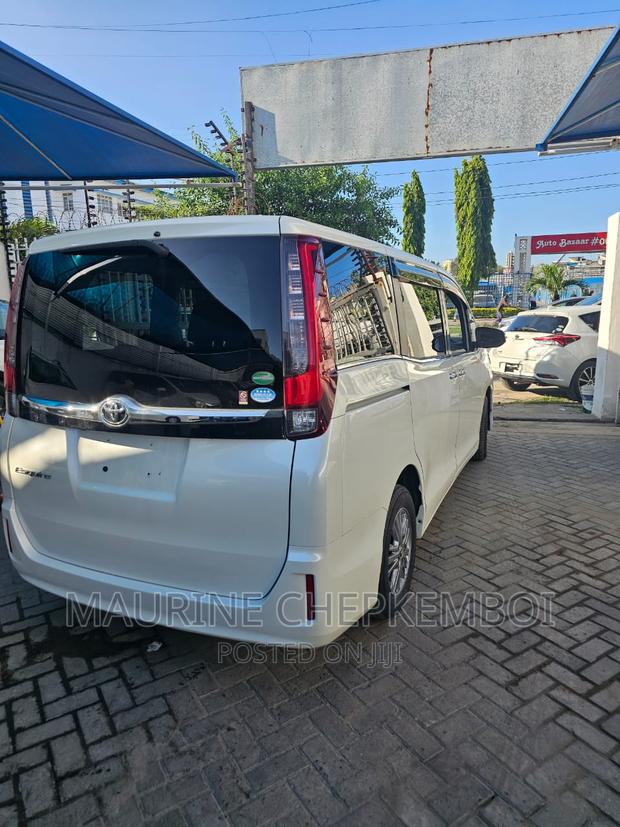 Off-White 2016 Toyota Esquire 2.0 FWD 7-Seater