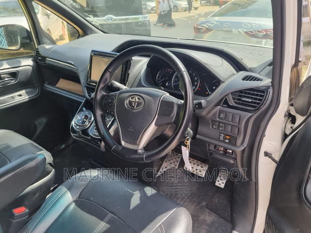 Off-White 2016 Toyota Esquire 2.0 FWD 7-Seater