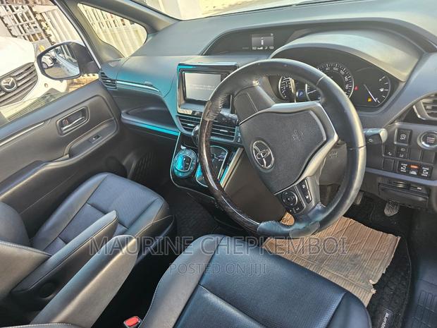 Off-White 2016 Toyota Esquire 2.0 FWD 7-Seater