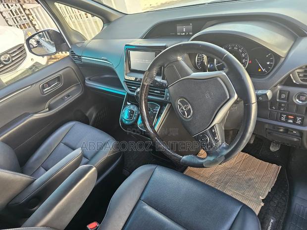 Off-White 2016 Toyota Esquire 2.0 FWD 7-Seater