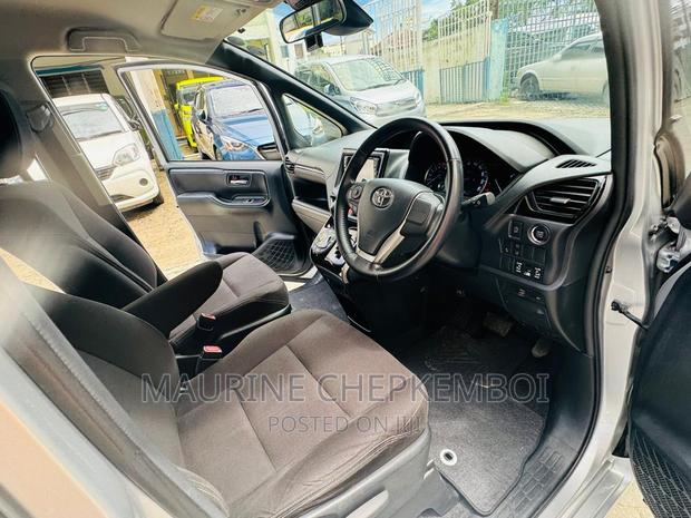 2016 Toyota Esquire 8-Seater Gray 2.0 FWD - Used Car for Sale