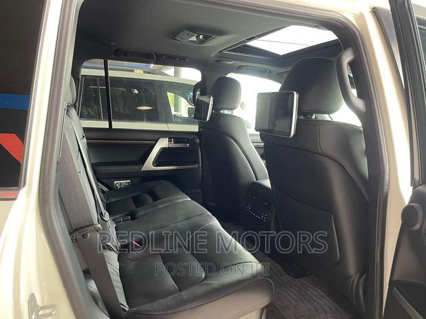 2016 Toyota Land Cruiser ZX 4.6 V8 White: Used SUV with Powerful Engine