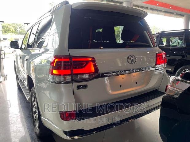 2016 Toyota Land Cruiser ZX 4.6 V8 White: Used SUV with Powerful Engine