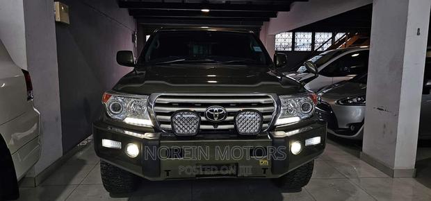 2010 Toyota Land Cruiser Green: Reliable and Stylish SUV