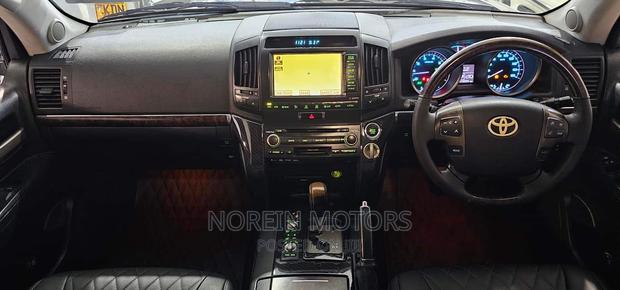 2010 Toyota Land Cruiser Green: Reliable and Stylish SUV