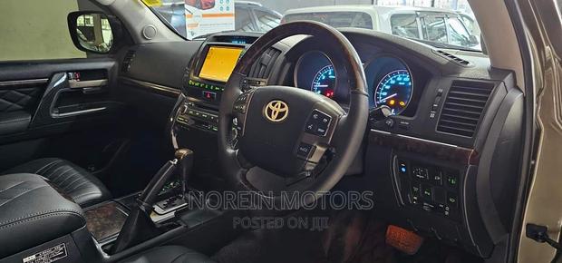 2010 Toyota Land Cruiser Green: Reliable and Stylish SUV