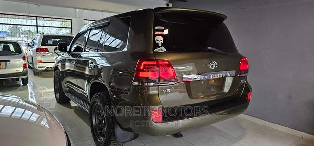 2010 Toyota Land Cruiser Green: Reliable and Stylish SUV