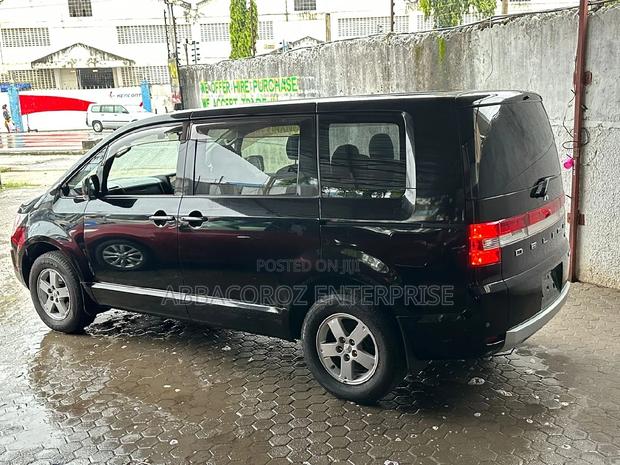 Mitsubishi Delica 2016 Black - Premium Edition