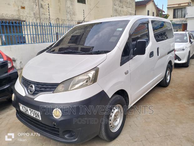 White Nissan NV200 2015: Perfect for City Commuting