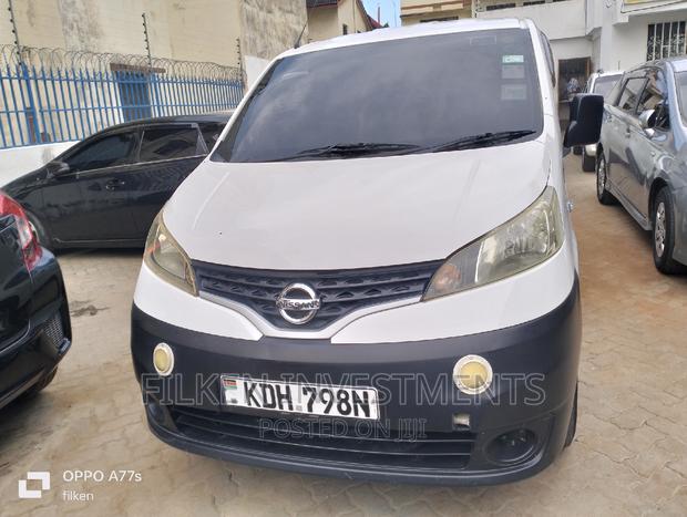 White Nissan NV200 2015: Perfect for City Commuting