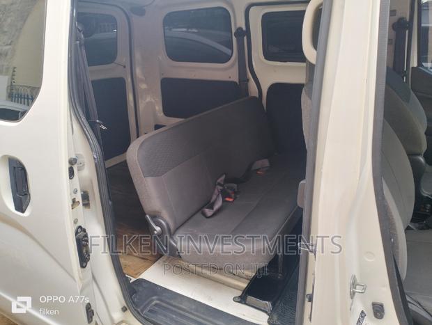 White Nissan NV200 2015: Perfect for City Commuting