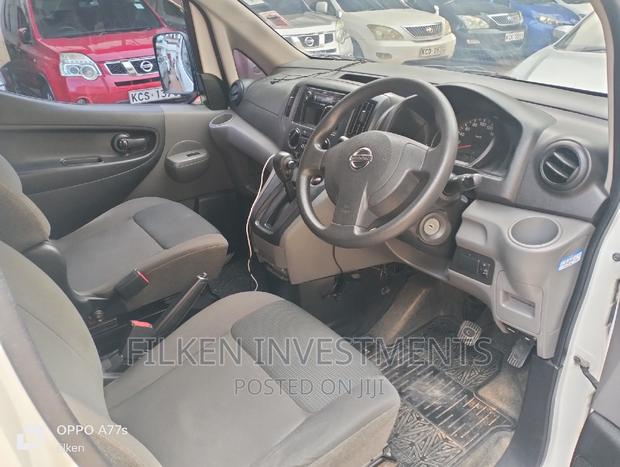 White Nissan NV200 2015: Perfect for City Commuting