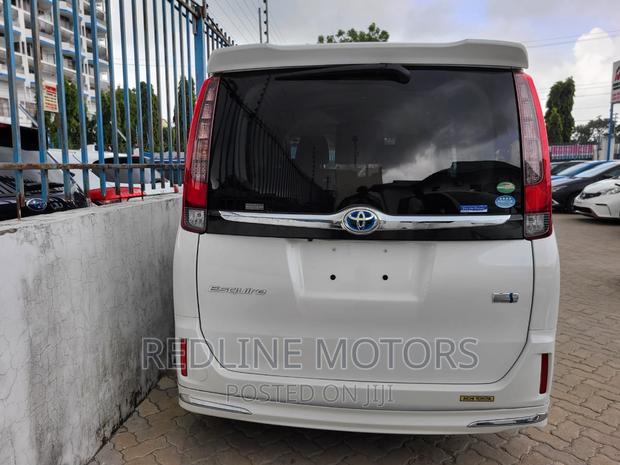2016 Toyota Esquire Hybrid: Spacious 7-Seater for Fuel-Efficient Travel