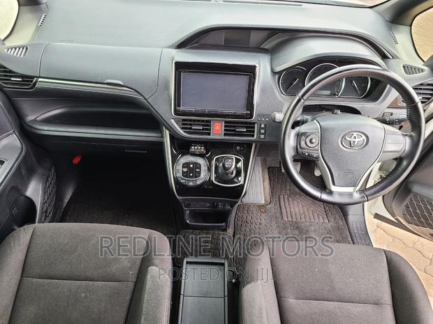 2016 Toyota Esquire Hybrid: Spacious 7-Seater for Fuel-Efficient Travel