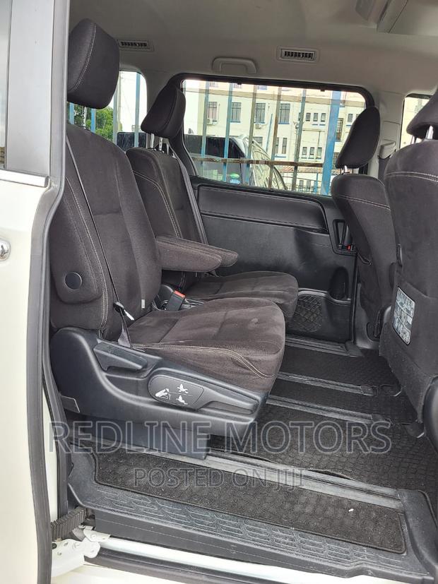 2016 Toyota Esquire Hybrid: Spacious 7-Seater for Fuel-Efficient Travel