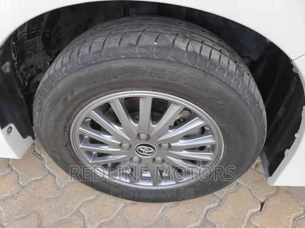 2016 Toyota Esquire Hybrid: Spacious 7-Seater for Fuel-Efficient Travel