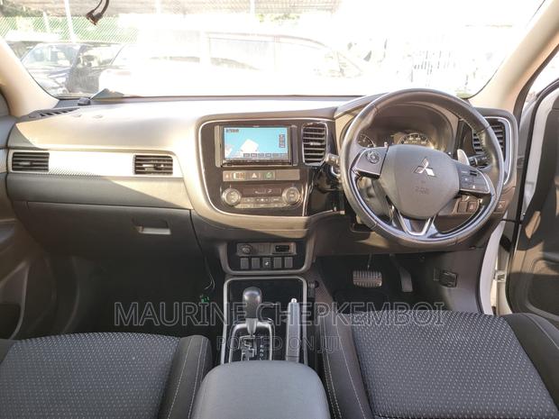 Off-White Mitsubishi Outlander 2017 - 2 Variants Available