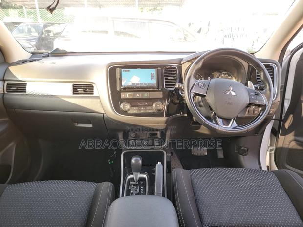Off-White Mitsubishi Outlander 2017 - 2 Variants Available