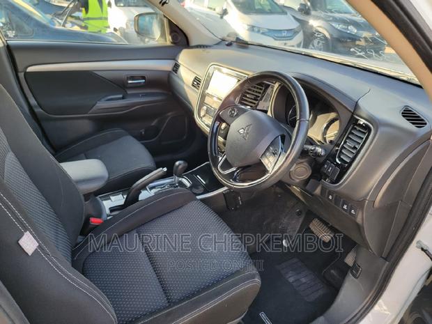 Off-White Mitsubishi Outlander 2017 - 2 Variants Available