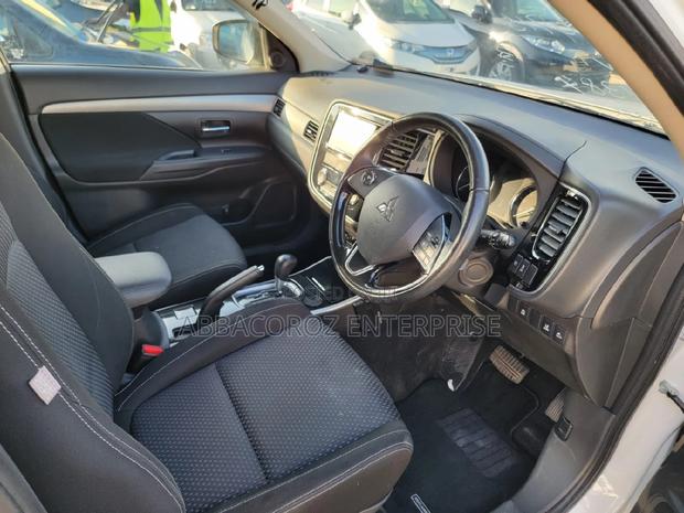 Off-White Mitsubishi Outlander 2017 - 2 Variants Available