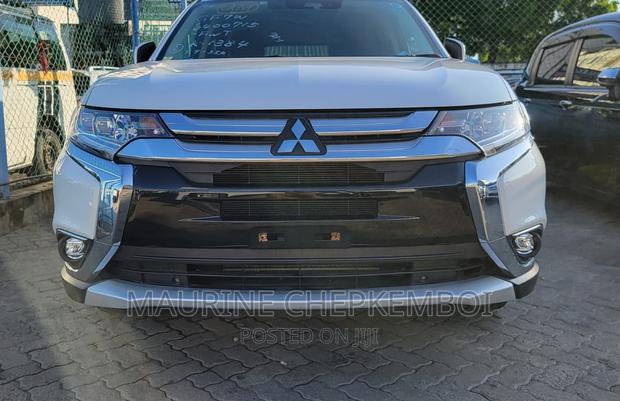 Off-White Mitsubishi Outlander 2017 - 2 Variants Available