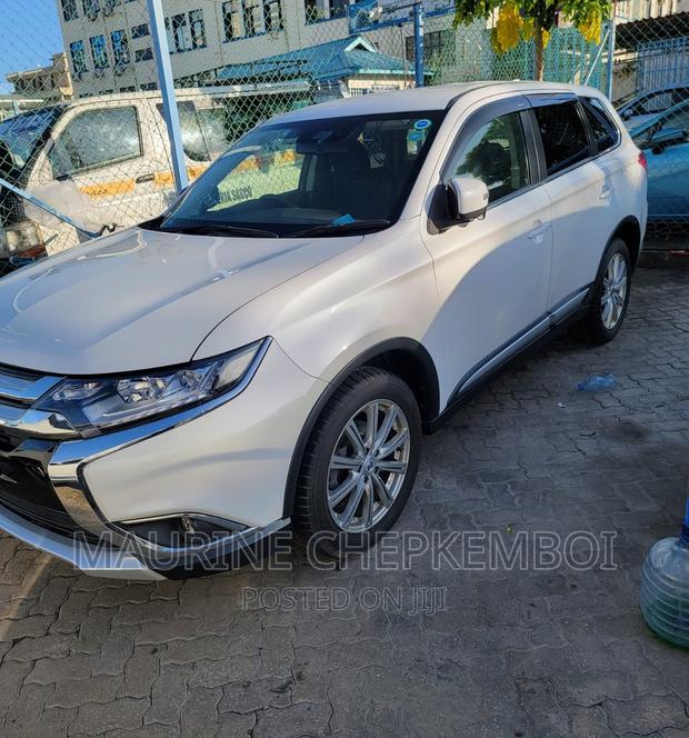 Off-White Mitsubishi Outlander 2017 - 2 Variants Available