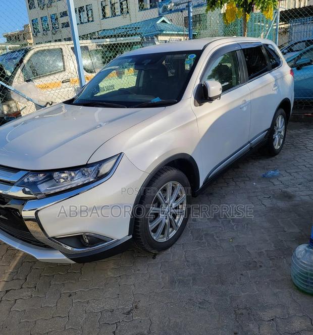 Off-White Mitsubishi Outlander 2017 - 2 Variants Available