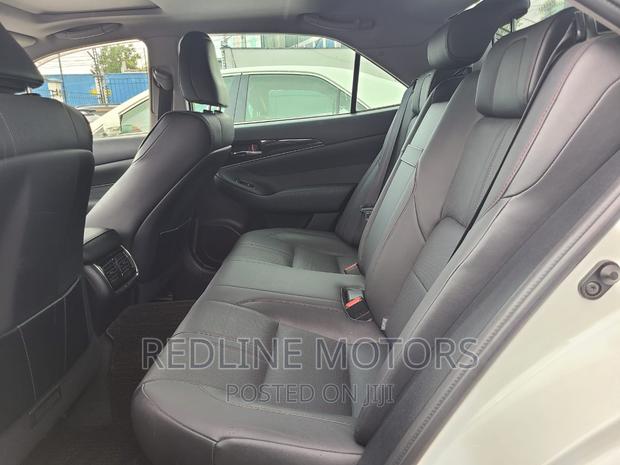 2017 Toyota Crown White: Spacious and Stylish Sedan for Comfortable Driving