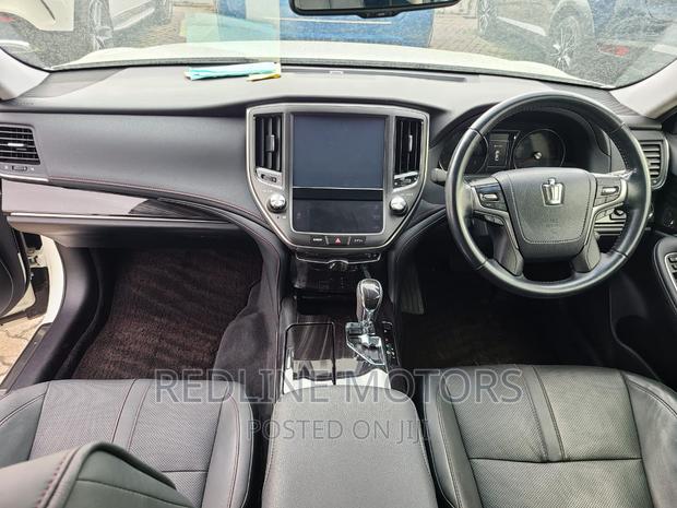 2017 Toyota Crown White: Spacious and Stylish Sedan for Comfortable Driving