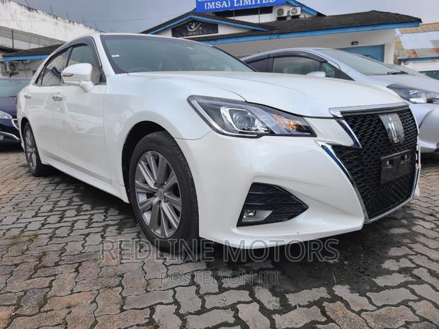 2017 Toyota Crown White: Spacious and Stylish Sedan for Comfortable Driving