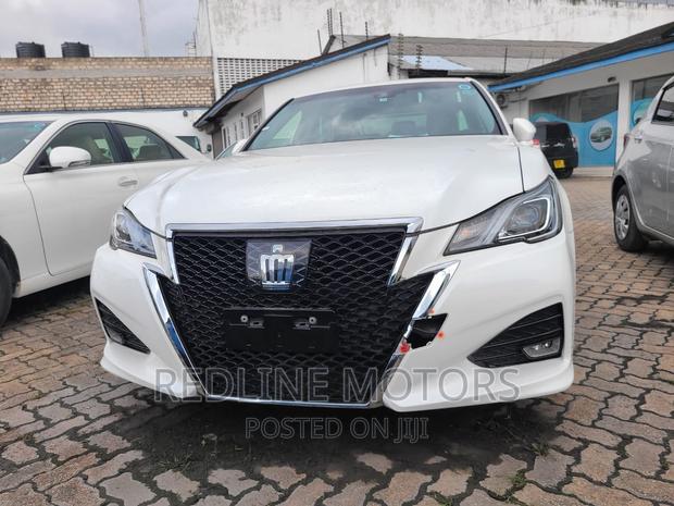 2017 Toyota Crown White: Spacious and Stylish Sedan for Comfortable Driving