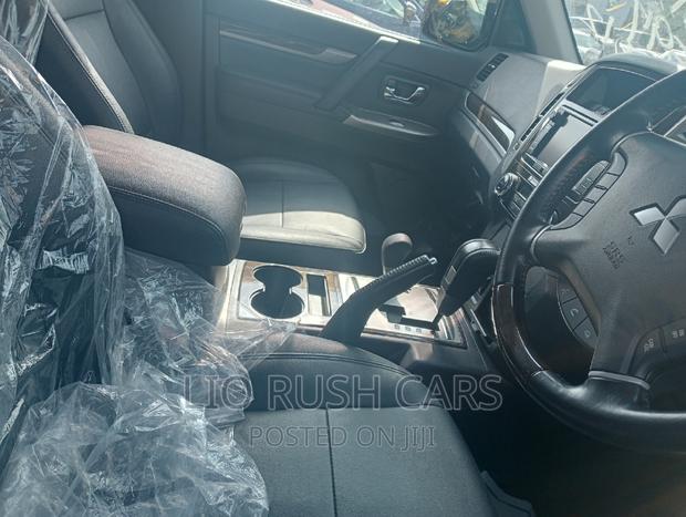 Mitsubishi Pajero 2017 Silver