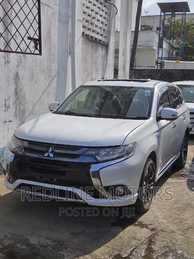 Mitsubishi Outlander 2.0 PHEV AWD 2016 - White: Luxury Edition