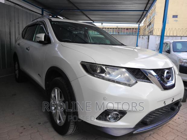 2016 Nissan X-Trail Hybrid FWD White - Modern SUV for Sustainable Living