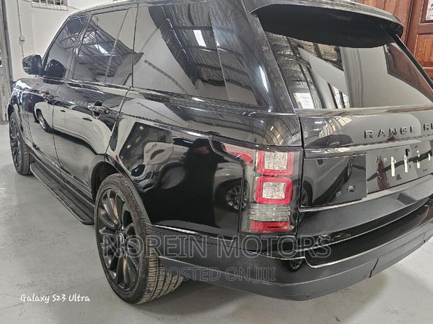 Black 2016 Land Rover Range Rover Vogue: Power and Style Combined