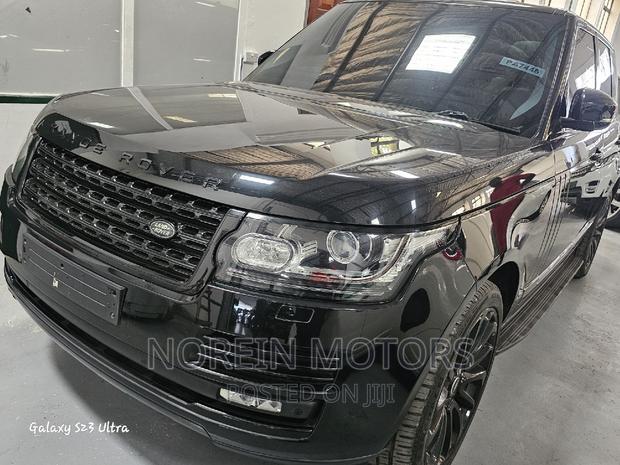 Black 2016 Land Rover Range Rover Vogue: Power and Style Combined