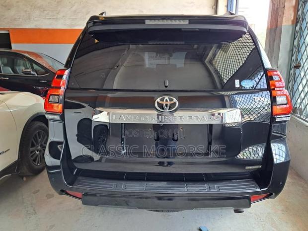 Elegant 2.7L Toyota Land Cruiser Prado 2018 Black
