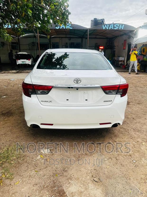 2017 Toyota Mark X: Luxurious Pearl Edition