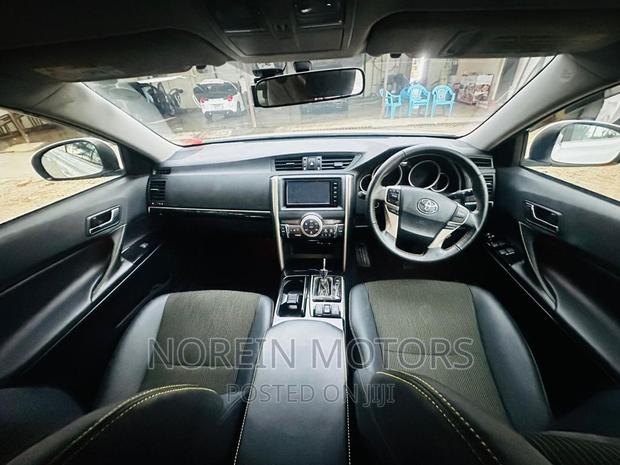 2017 Toyota Mark X: Luxurious Pearl Edition