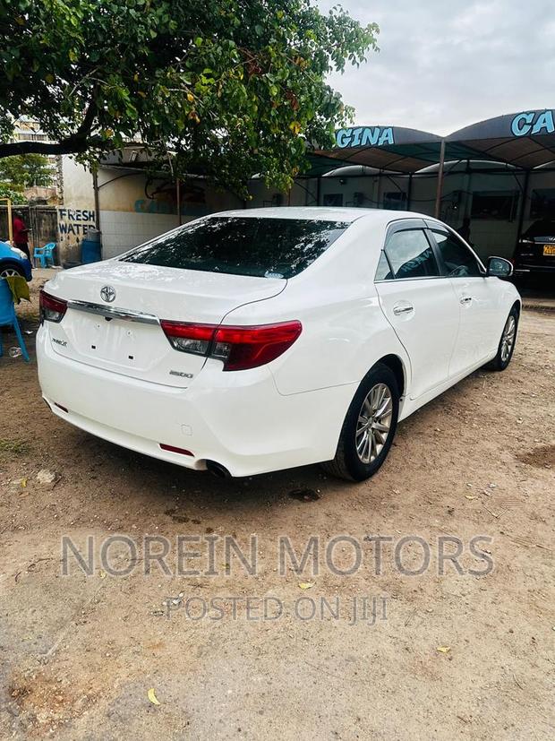 2017 Toyota Mark X: Luxurious Pearl Edition
