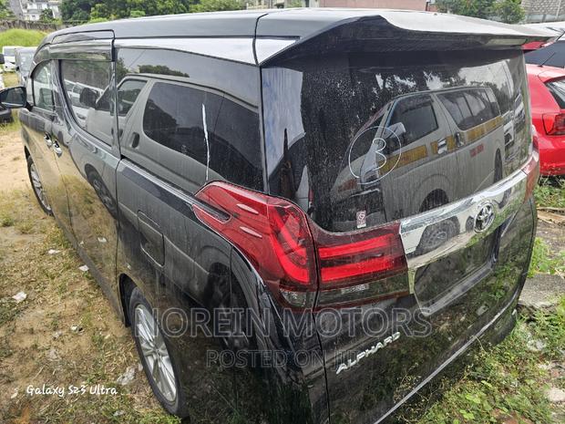2017 Toyota Alphard Black Edition: MPV Excellence