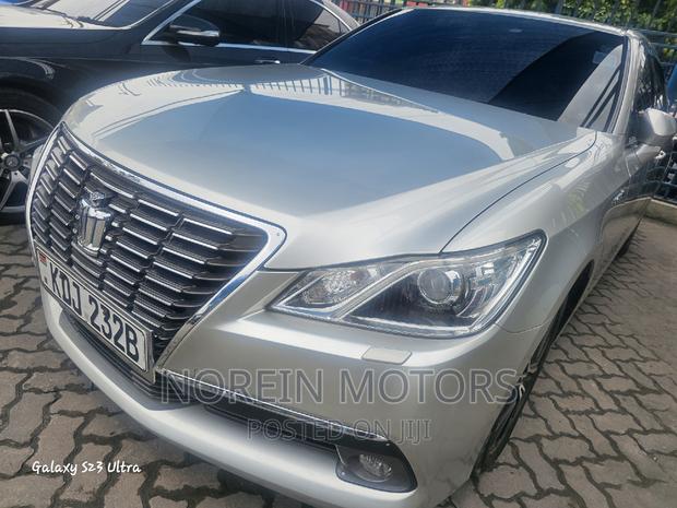 Luxurious 2015 Toyota Crown in Silver: Top-of-the-line Sedan for You