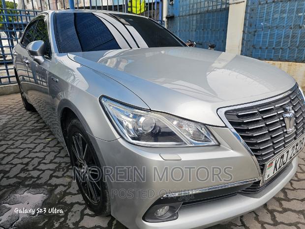 Luxurious 2015 Toyota Crown in Silver: Top-of-the-line Sedan for You
