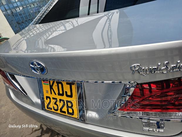 Luxurious 2015 Toyota Crown in Silver: Top-of-the-line Sedan for You