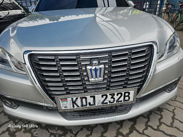 Luxurious 2015 Toyota Crown in Silver: Top-of-the-line Sedan for You
