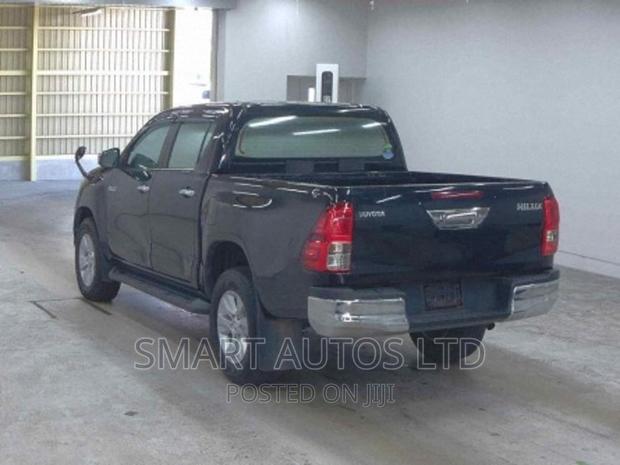 2018 Toyota Hilux Black Trim: Stylish & Durable Pickup