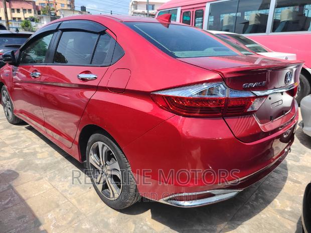 Red Honda Grace 1.5 Hybrid AWD 2016 - High-Quality Used Vehicle
