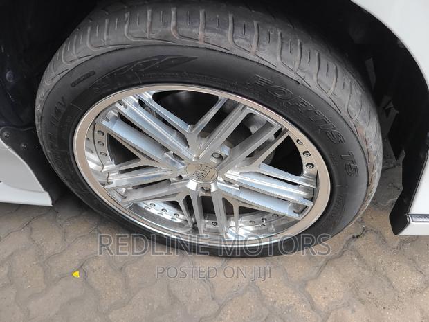 Pearl-Colored LX 570 AWD 2016 - Luxury 5-Seater SUV
