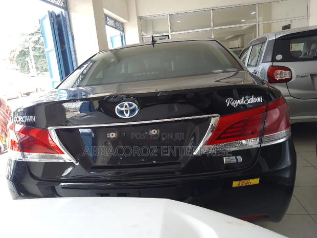 Black 2016 Toyota Crown - Sophisticated Luxury Sedan