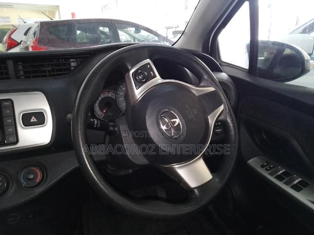 Ivory Toyota Vitz (2016): Stylish Compact Car at a Bargain!